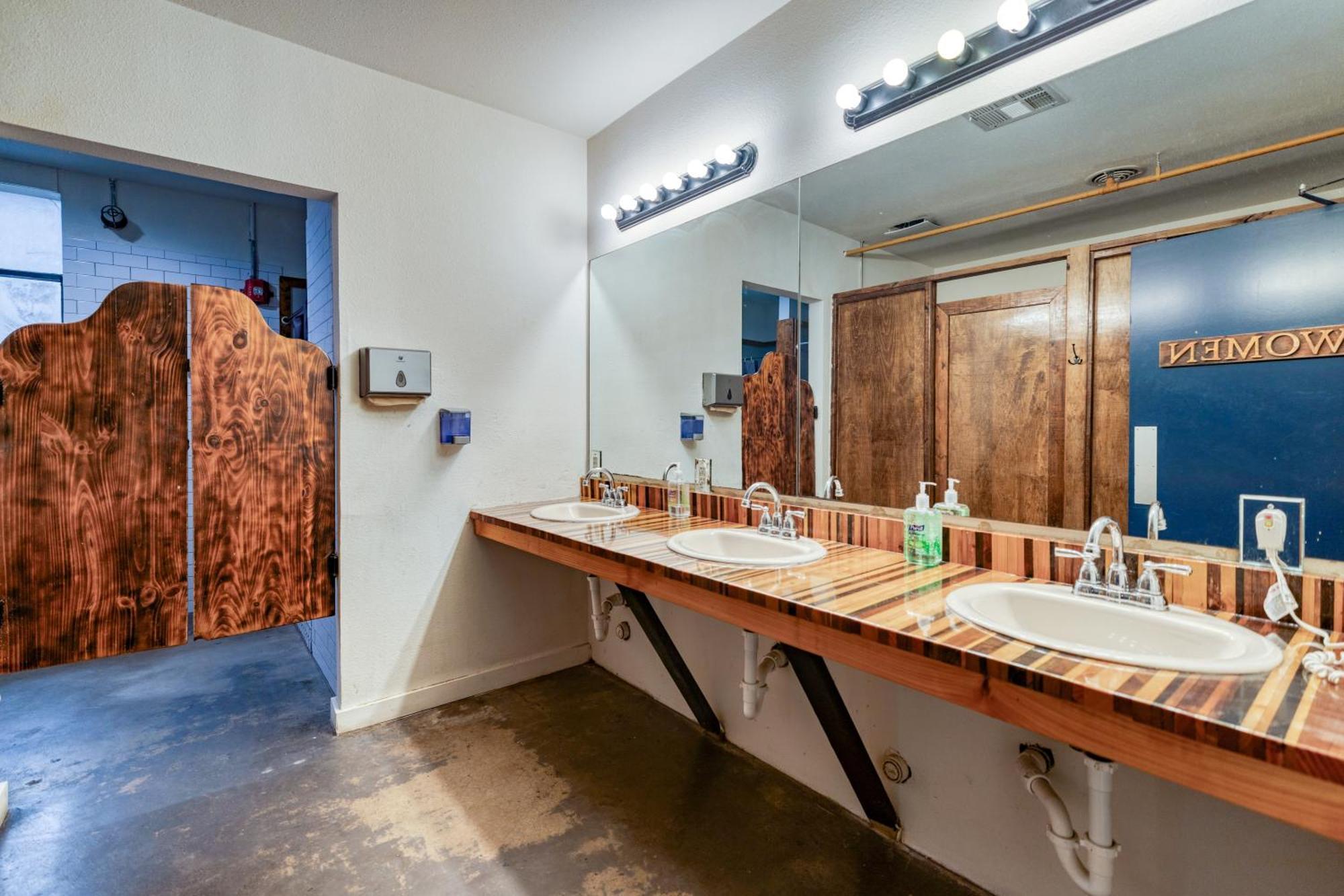 Firehouse Hostel (Adults Only) Остин Экстерьер фото
